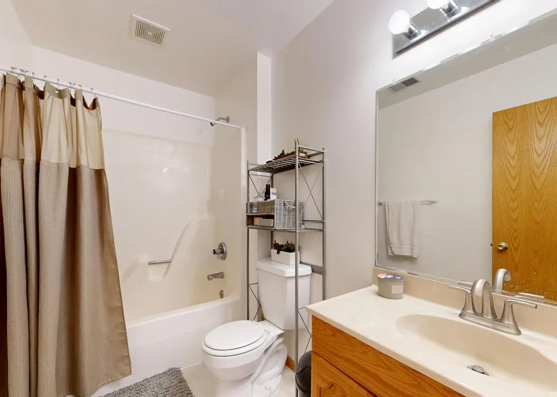 Badezimmer mit beigem Duschvorhang