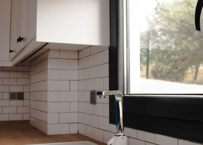 Helle Küchenarbeitsfläche am Fenster