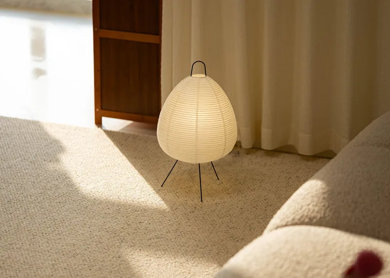 Wohnzimmer mit beleuchteter Ecke am Sofa