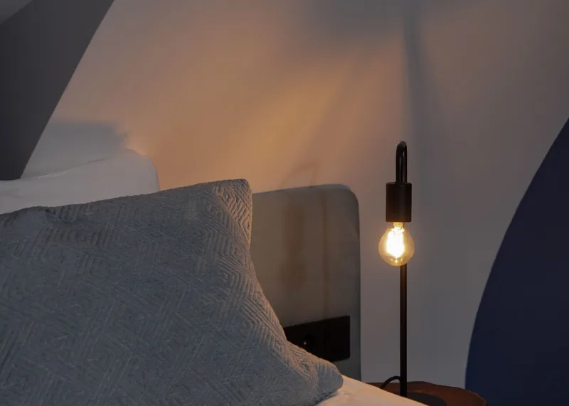 Leuchtende Lampe am Nachttisch