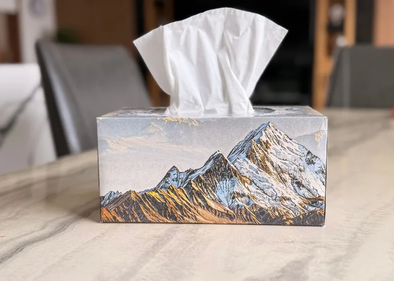 Taschentuchbox auf einer Marmoroberfläche